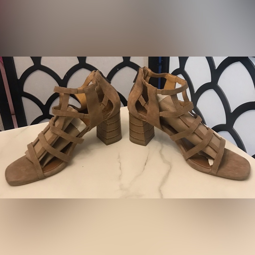 donald pliner
 Tan Suede Strappy Block Heel Sandals